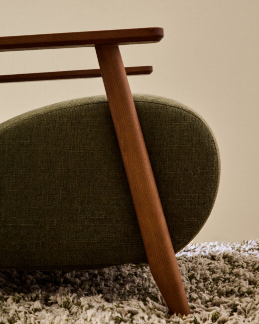 Kave Home Meghan fauteuil van groen chenille massief essenhout met notenhout afwerking FSC Mix Credit