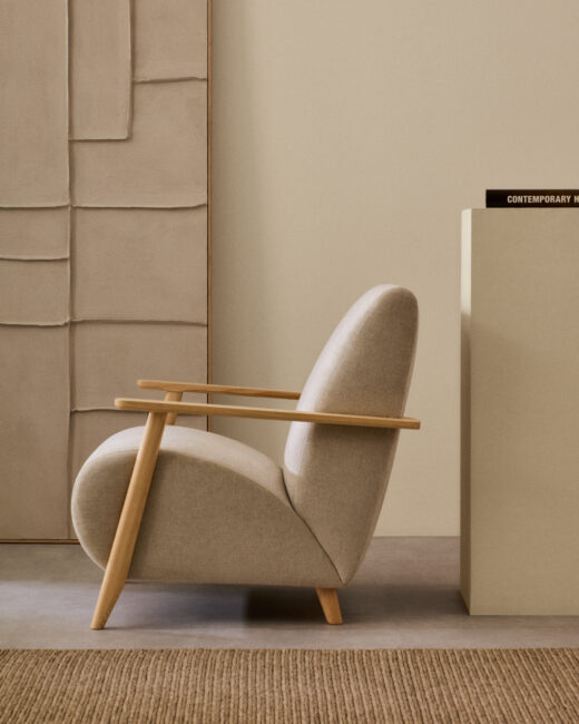 Kave Home Fauteuil Meghan in parelkleurige chenille en van massief essenhout in naturel afwerking FSC Mix Credit