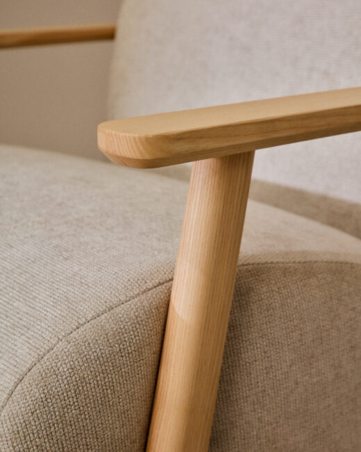 Kave Home Fauteuil Meghan in parelkleurige chenille en van massief essenhout in naturel afwerking FSC Mix Credit
