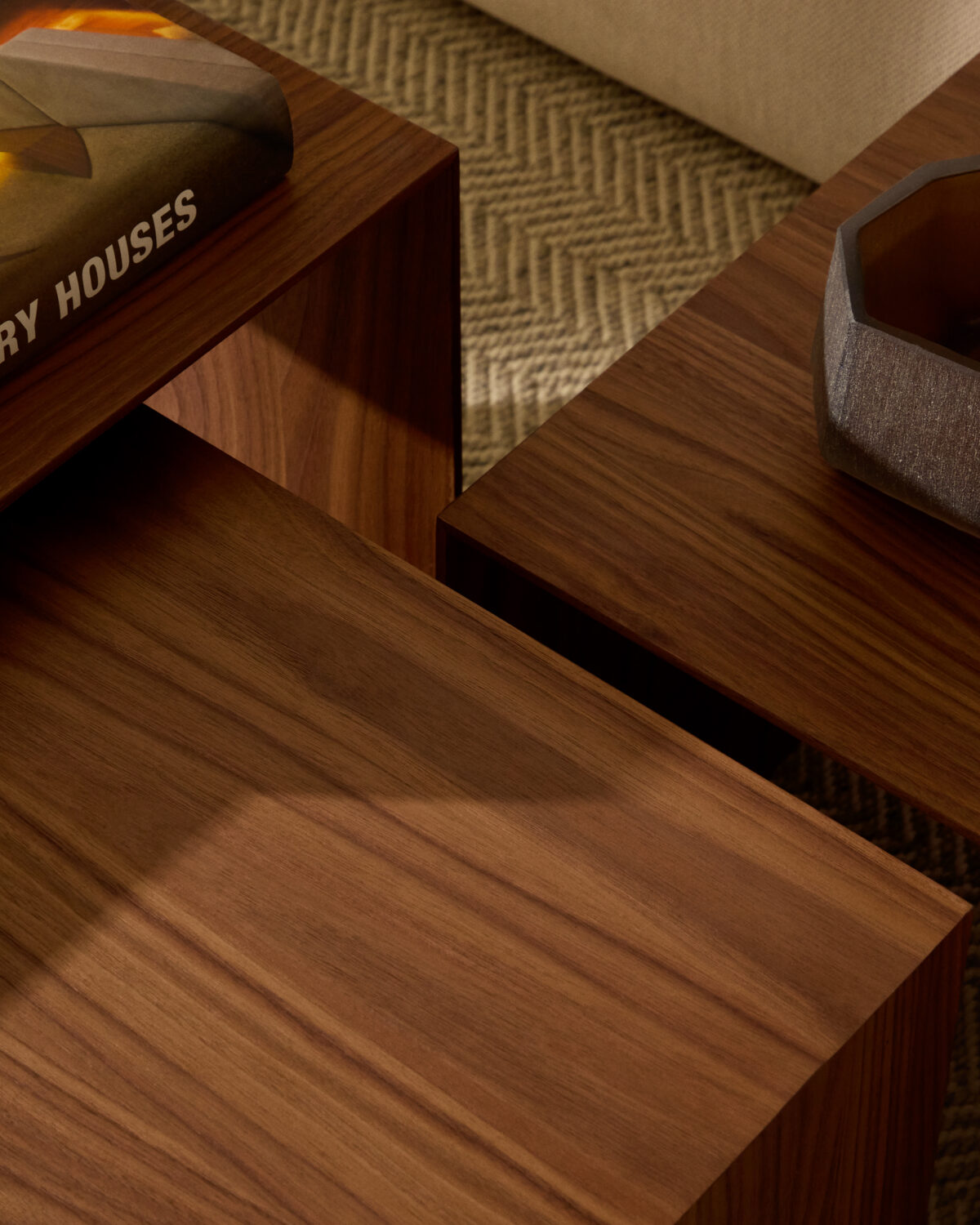 Kave Home Set van 3 in elkaar passende bijzettafels Litto van natuurlijk afgewerkt walnootfineer FSC Mix Credit 60 x 40 / 51 x 36 / 42 x 31 cm - Afbeelding 3