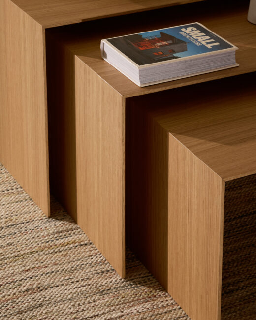 Kave Home Litto set van 3 in elkaar passende bijzettafels van eikenfineer met een natuurlijke afwerking FSC Mix Credit 60 x 40 / 51 x 36 / 42 x 31 cm
