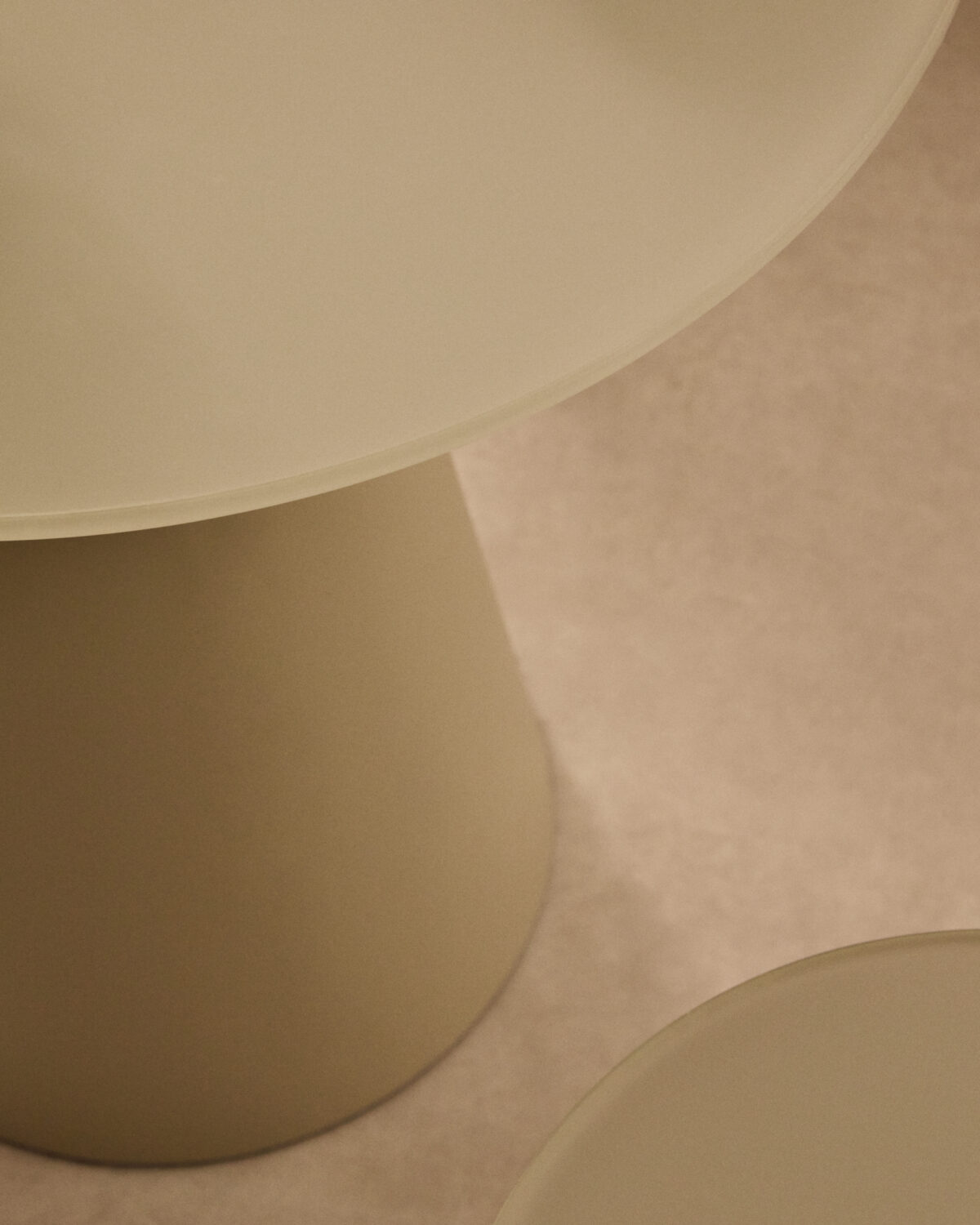 Kave Home Wilshire bijzettafel van gehard glas en metaal met een matgrijze afwerking, Ø 50 cm - Afbeelding 3