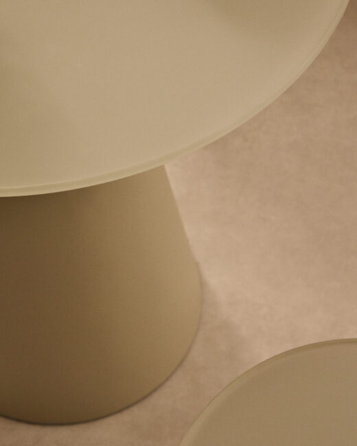 Kave Home Wilshire bijzettafel van gehard glas en metaal met een matgrijze afwerking, Ø 50 cm