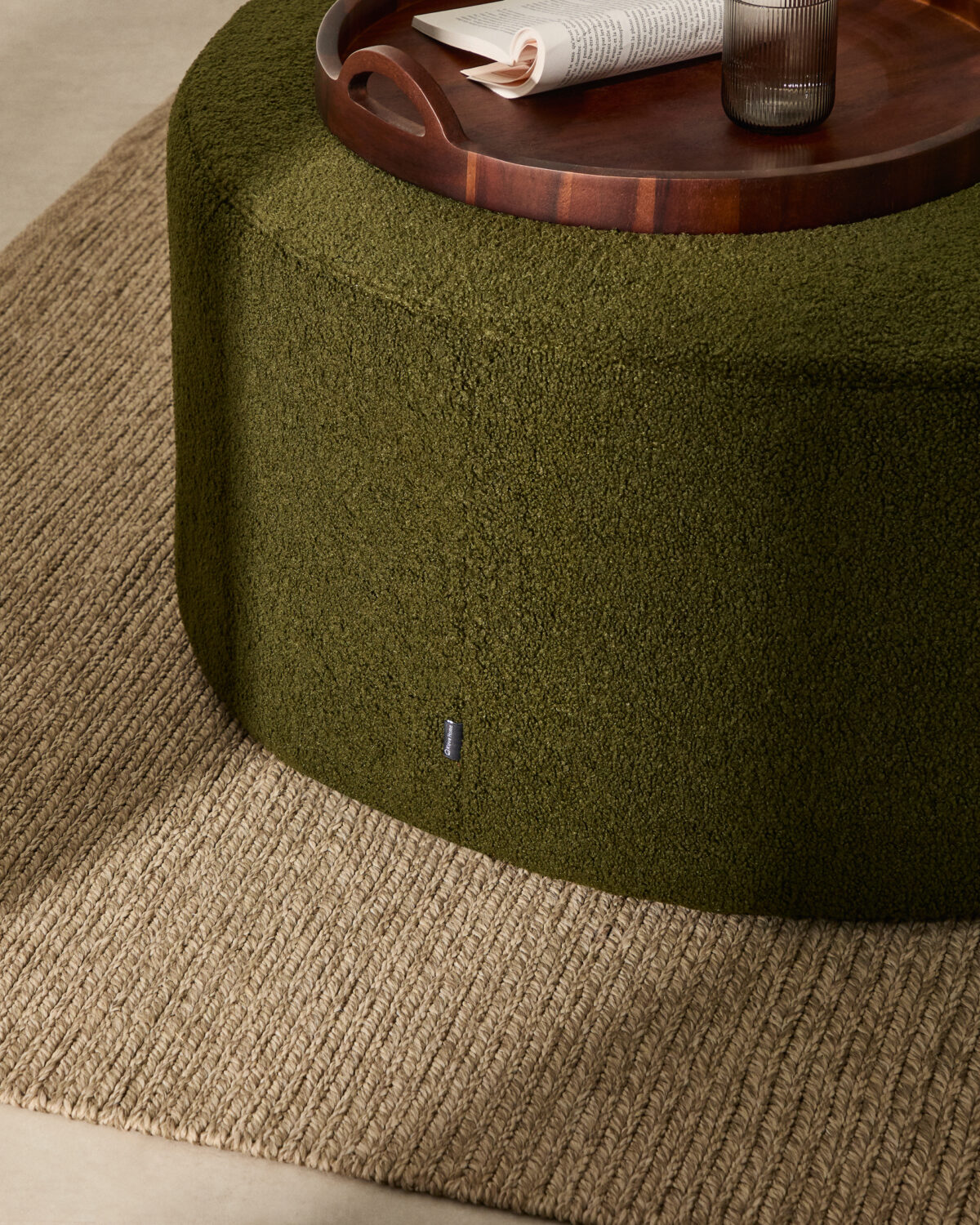 Kave Home Kaeli voetenbank met afneembare hoes in groen bouclé Ø 90 cm - Afbeelding 3