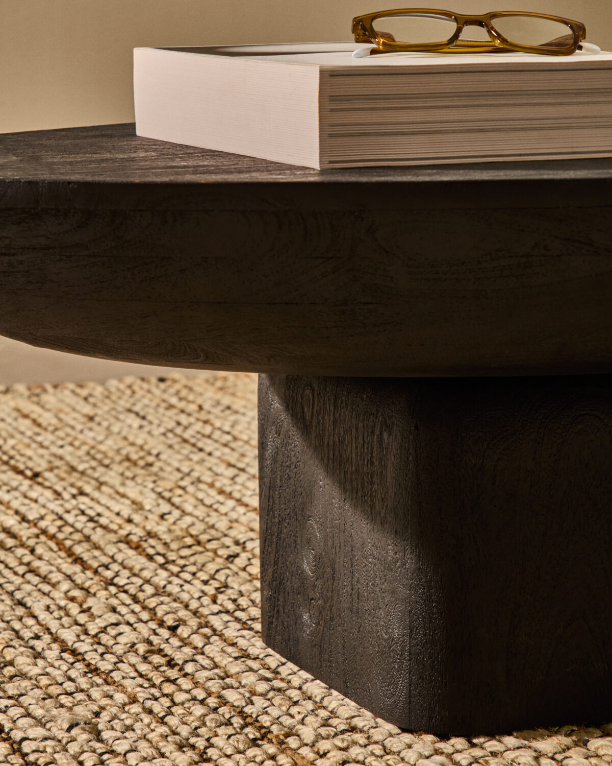 Kave Home Ovak salontafel van massief acaciahout met afwerking in zwart FSC 100% 140 x 70 cm - Afbeelding 5