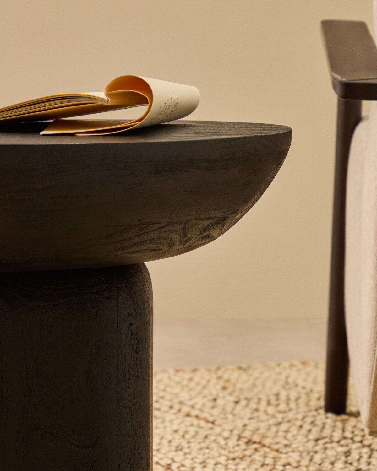 Kave Home Ambra bijzettafel van massief acaciahout met afwerking in zwart FSC 100% Ø50 cm - Afbeelding 5