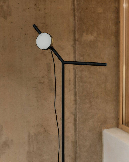 Kave Home Orey staande lamp van zwart metaal met verplaatsbare spot