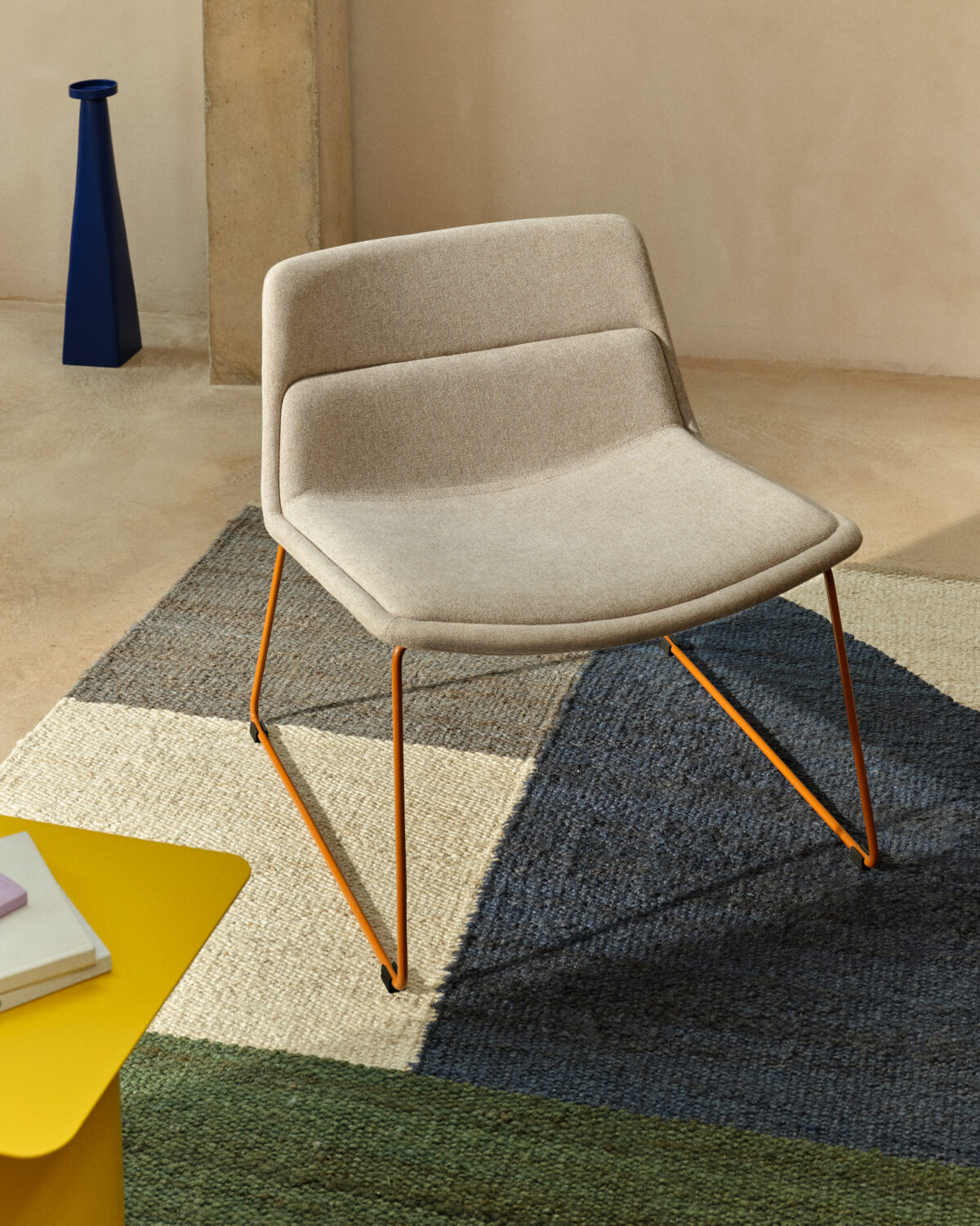 Kave Home Zahara beige fauteuil met stalen poten en terracotta afwerking FSC 100% - Afbeelding 2