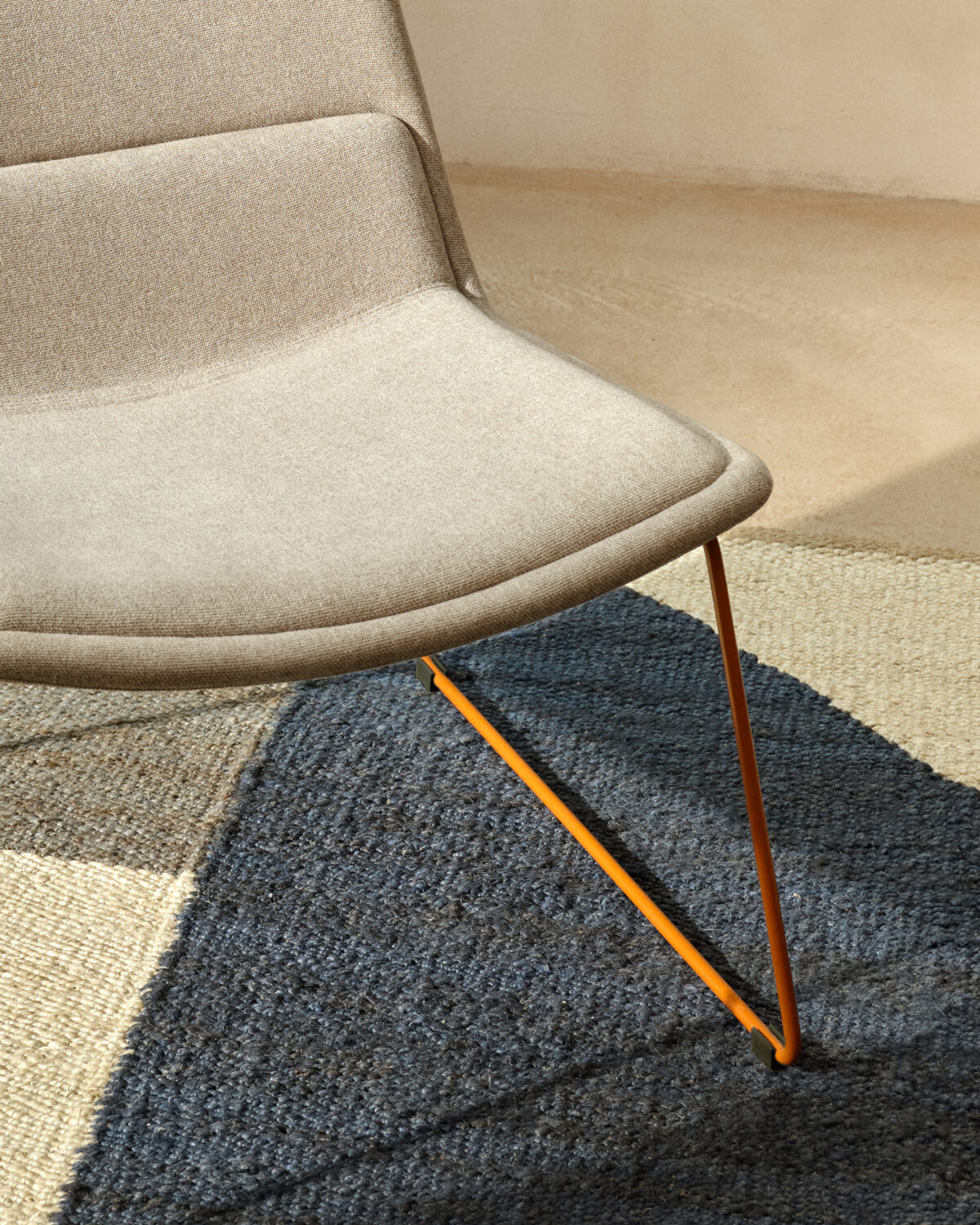 Kave Home Zahara beige fauteuil met stalen poten en terracotta afwerking FSC 100% - Afbeelding 3