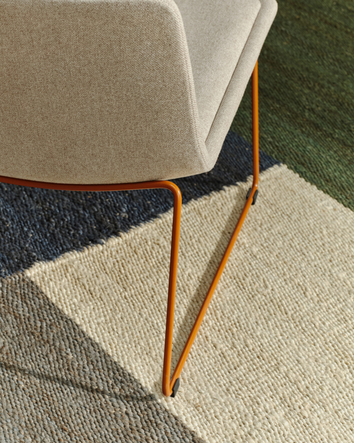 Kave Home Zahara beige fauteuil met stalen poten en terracotta afwerking FSC 100% - Afbeelding 4