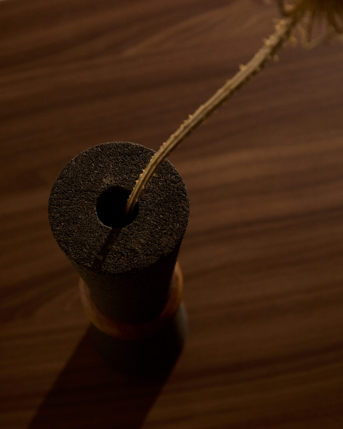 Kave Home Naro vaas van zwarte steen en teakhout 30 cm - Afbeelding 3