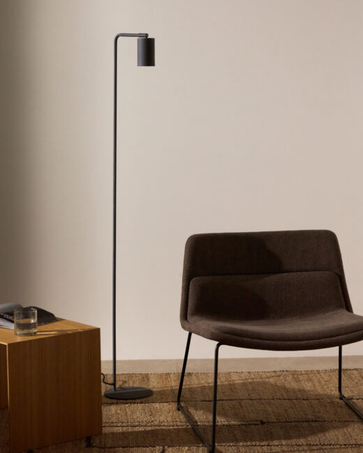 Kave Home Manie staande lamp gemaakt van metaal met zwarte afwerking met gietijzeren effect