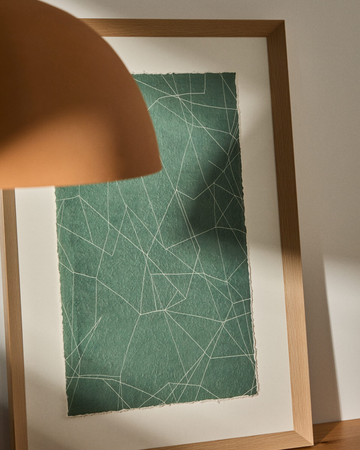 Kave Home Durkan abstract groen schilderij op kringlooppapier 100x70 cm - Afbeelding 3