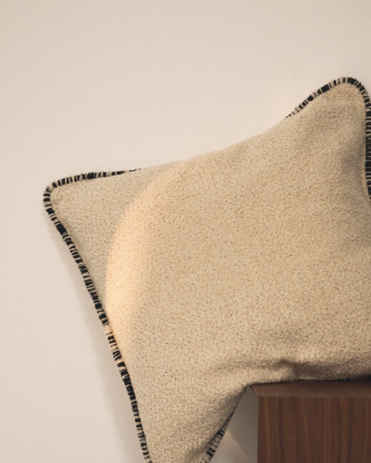 Kave Home Enari kussenhoes van 100% katoen in beige en contrasterende zwarte bies 50 x 50 cm