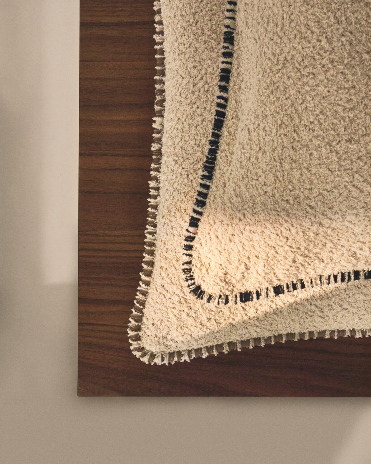 Kave Home Enari kussenhoes van 100% katoen in beige en contrasterende zwarte bies 50 x 50 cm - Afbeelding 3