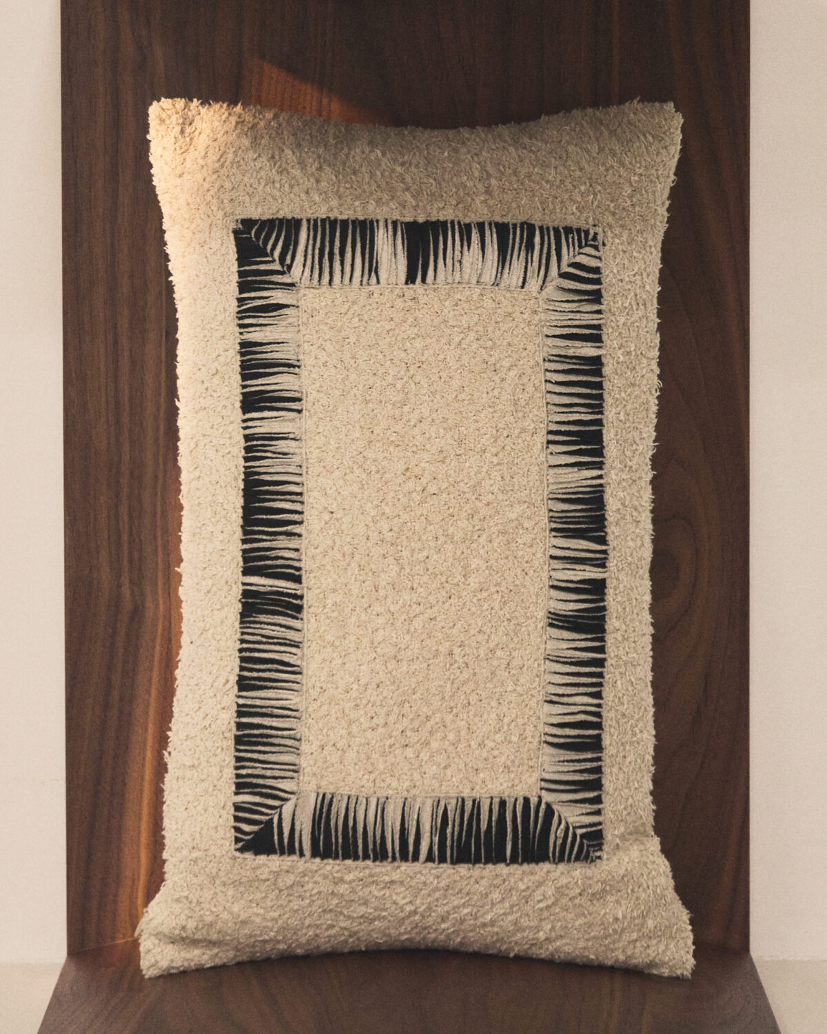 Kave Home Enari kussenhoes van katoen in beige en zwart 50 x 30 cm - Afbeelding 2