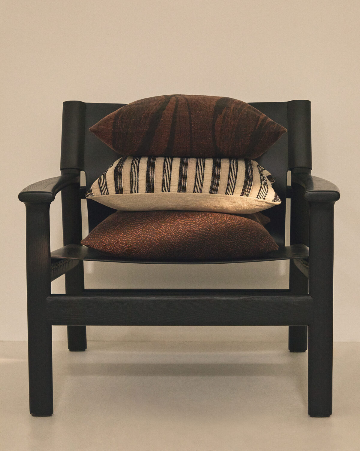 Kave Home Frilo kussenhoes van katoen en linnen jacquard in bruin 50 x 50 cm - Afbeelding 4