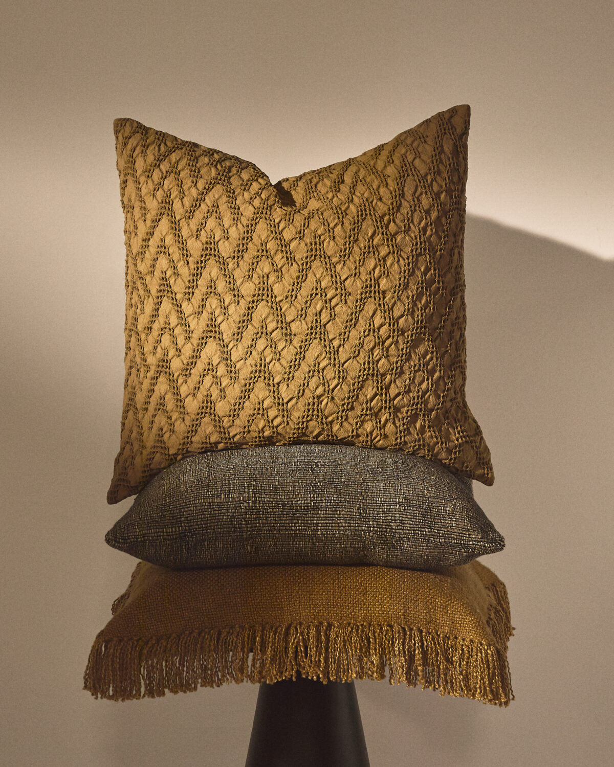 Kave Home Evone kussenhoes van 100% katoen met wafelstructuur mosterd 50 x 50 cm - Afbeelding 2