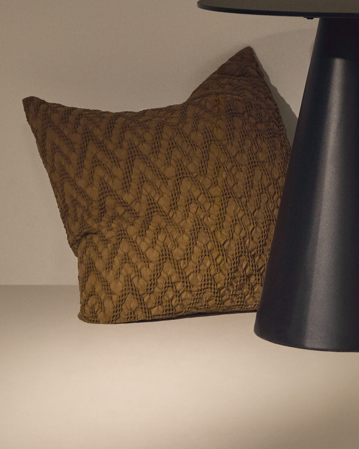 Kave Home Evone kussenhoes van 100% katoen met wafelstructuur mosterd 50 x 50 cm - Afbeelding 3