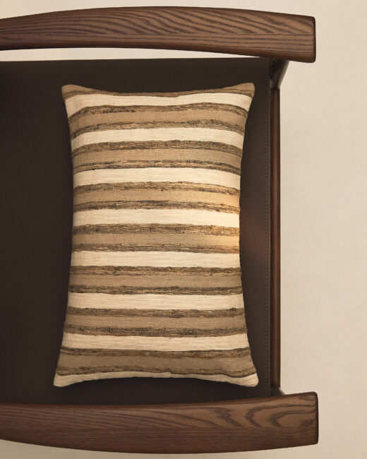 Kave Home Dorevi jacquard kussenhoes van zijdemix met ecru strepen 40 x 60 cm