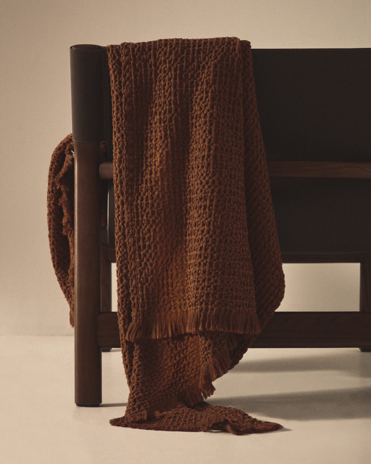 Kave Home Nulina donkeroranje deken van 100% katoen met wafeldessin 130 x 170 cm - Afbeelding 2