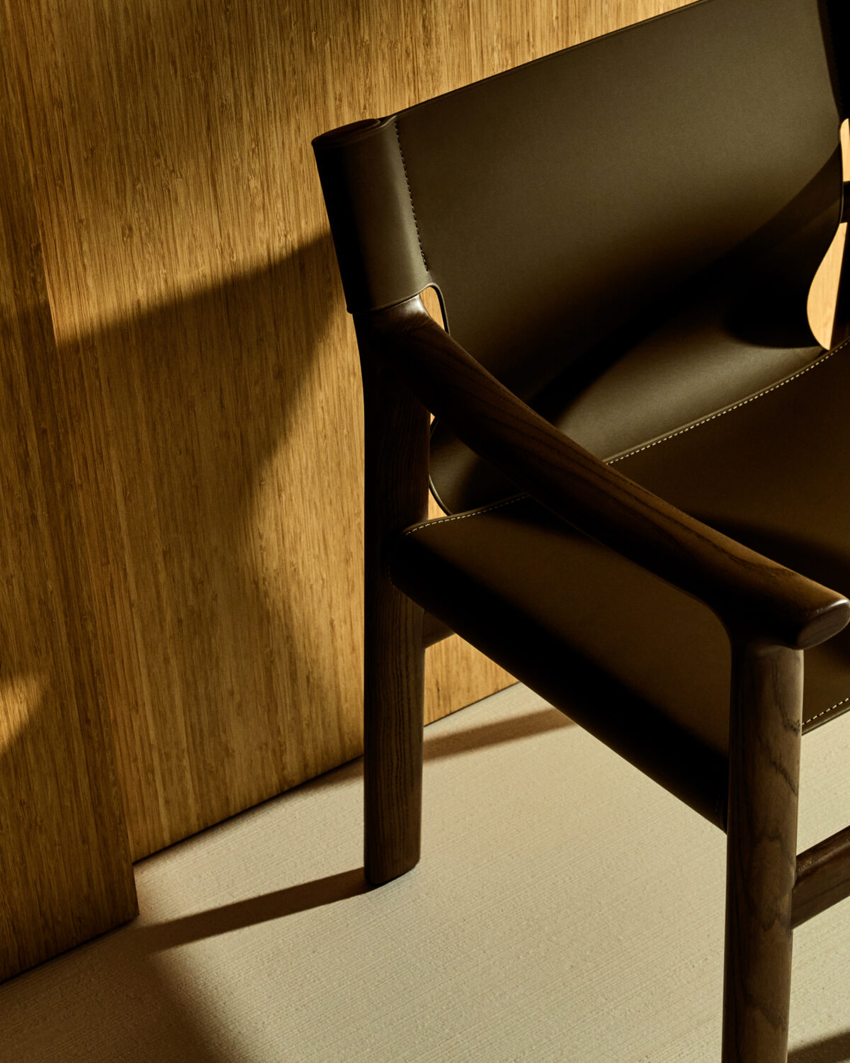 Kave Home Donkerbruine Jan stoel gemaakt van gerecyclede leervezels en massief essenhout met afwerking in notelaarhouteffect FSC 100% - Afbeelding 3