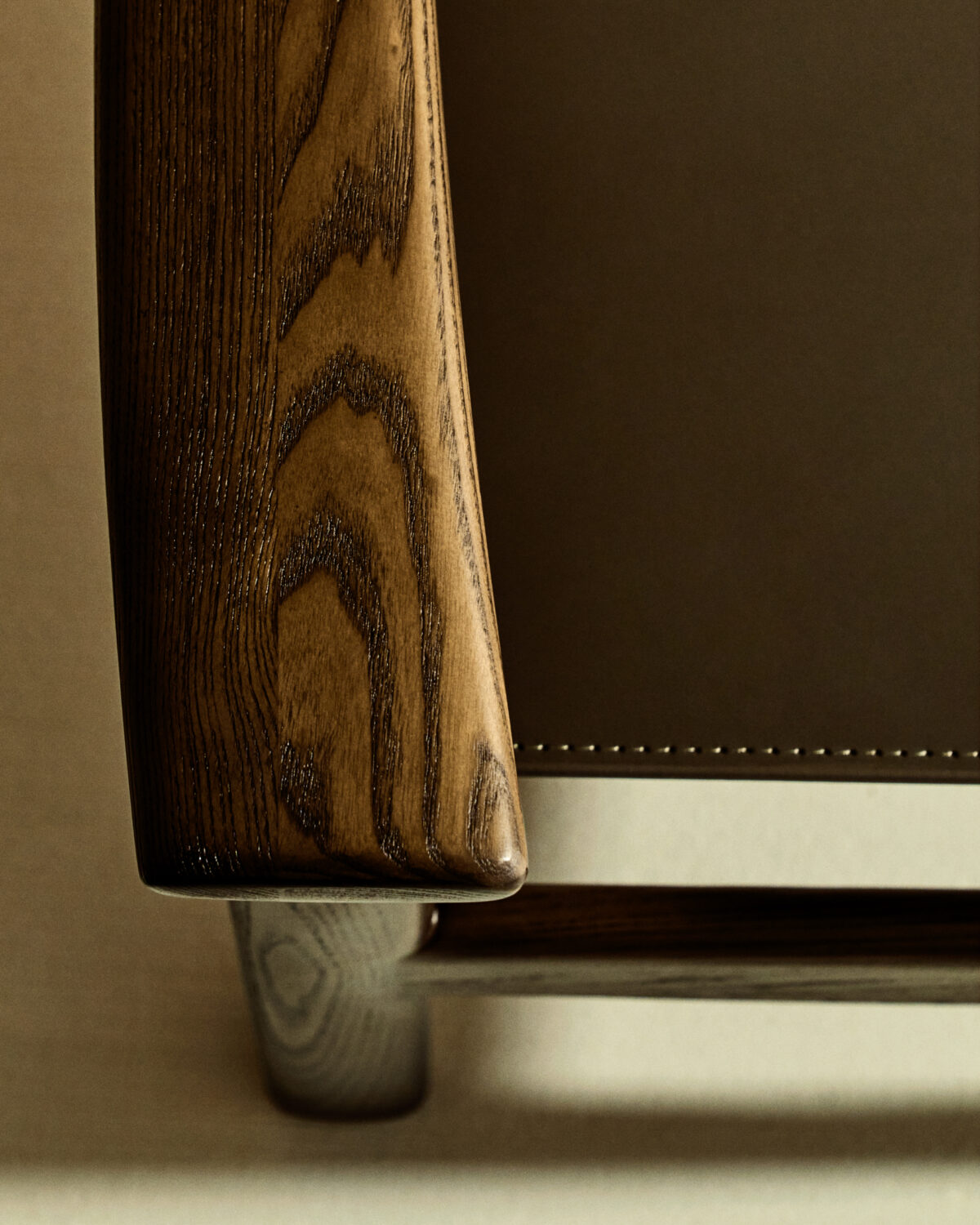 Kave Home Donkerbruine Jan stoel gemaakt van gerecyclede leervezels en massief essenhout met afwerking in notelaarhouteffect FSC 100% - Afbeelding 4