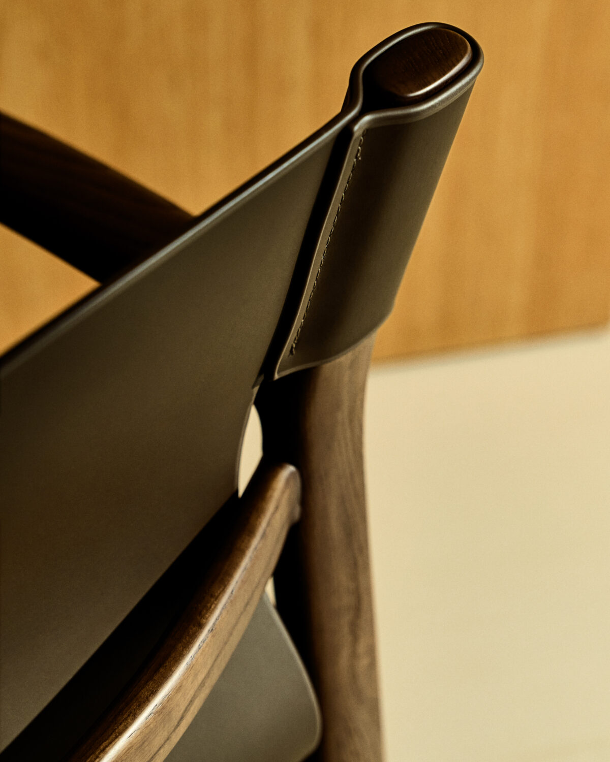 Kave Home Donkerbruine Jan stoel gemaakt van gerecyclede leervezels en massief essenhout met afwerking in notelaarhouteffect FSC 100% - Afbeelding 5