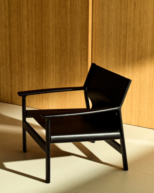 Kave Home Zwarte Jan fauteuil gemaakt van gerecyclede leervezels en massief essenhout met afwerking in zwart FSC 100%