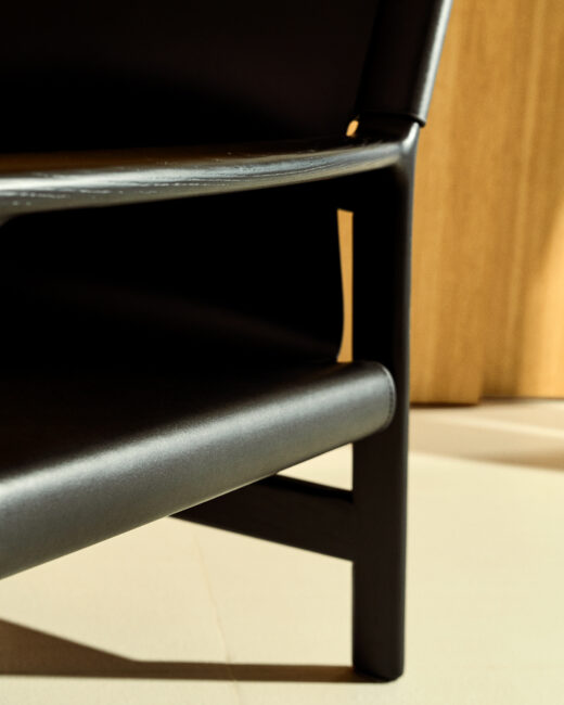 Kave Home Zwarte Jan fauteuil gemaakt van gerecyclede leervezels en massief essenhout met afwerking in zwart FSC 100%