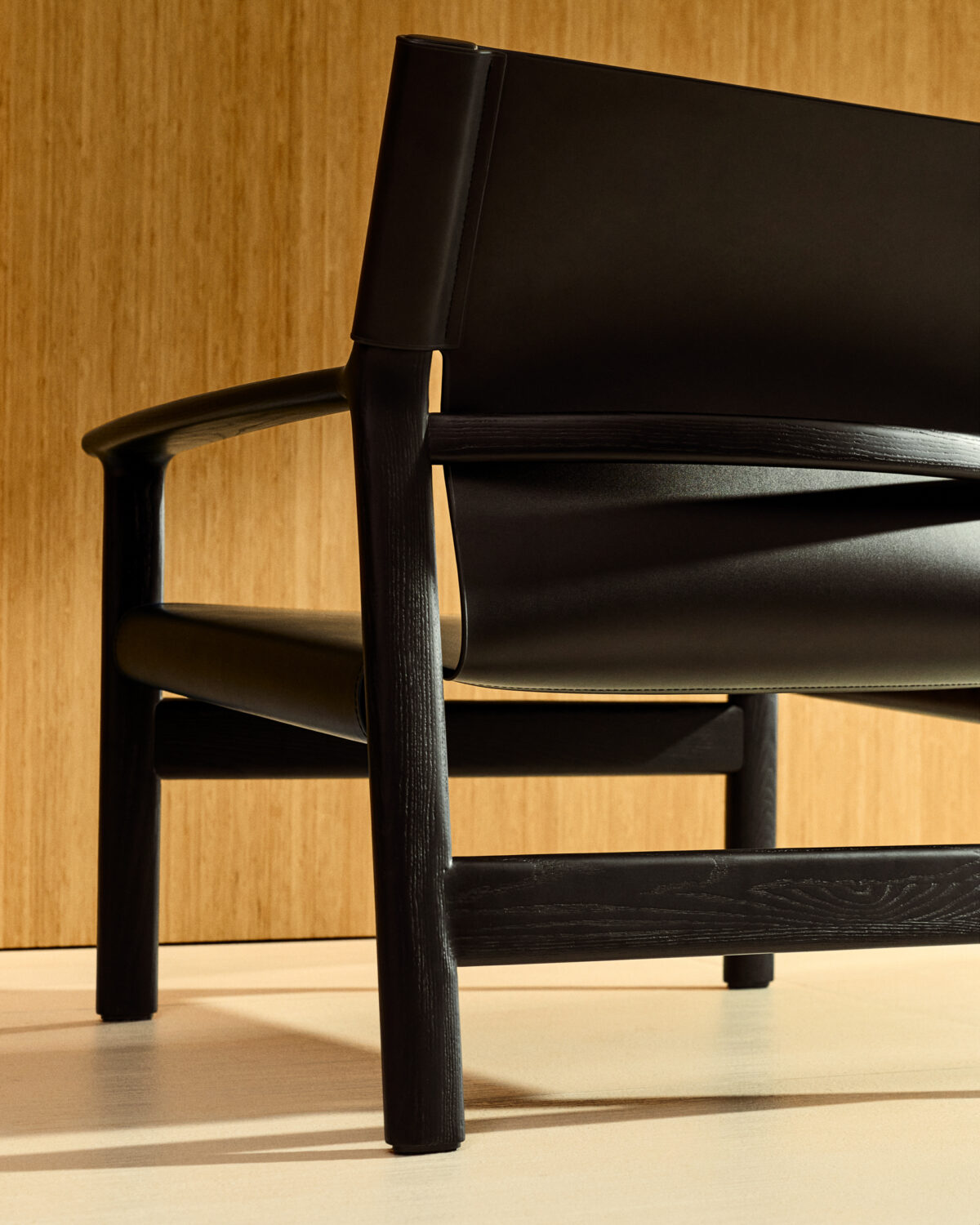 Kave Home Zwarte Jan fauteuil gemaakt van gerecyclede leervezels en massief essenhout met afwerking in zwart FSC 100% - Afbeelding 4