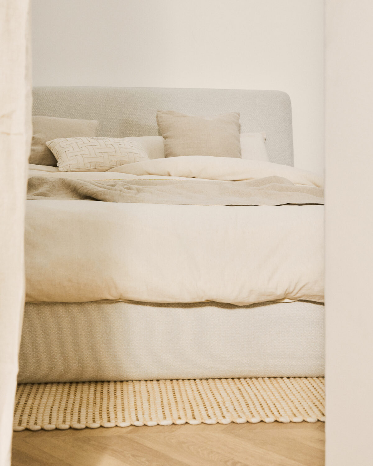 Kave Home Martina bed met afneembare hoes van ecru chenille voor matras van 180 x 200 cm - Afbeelding 2