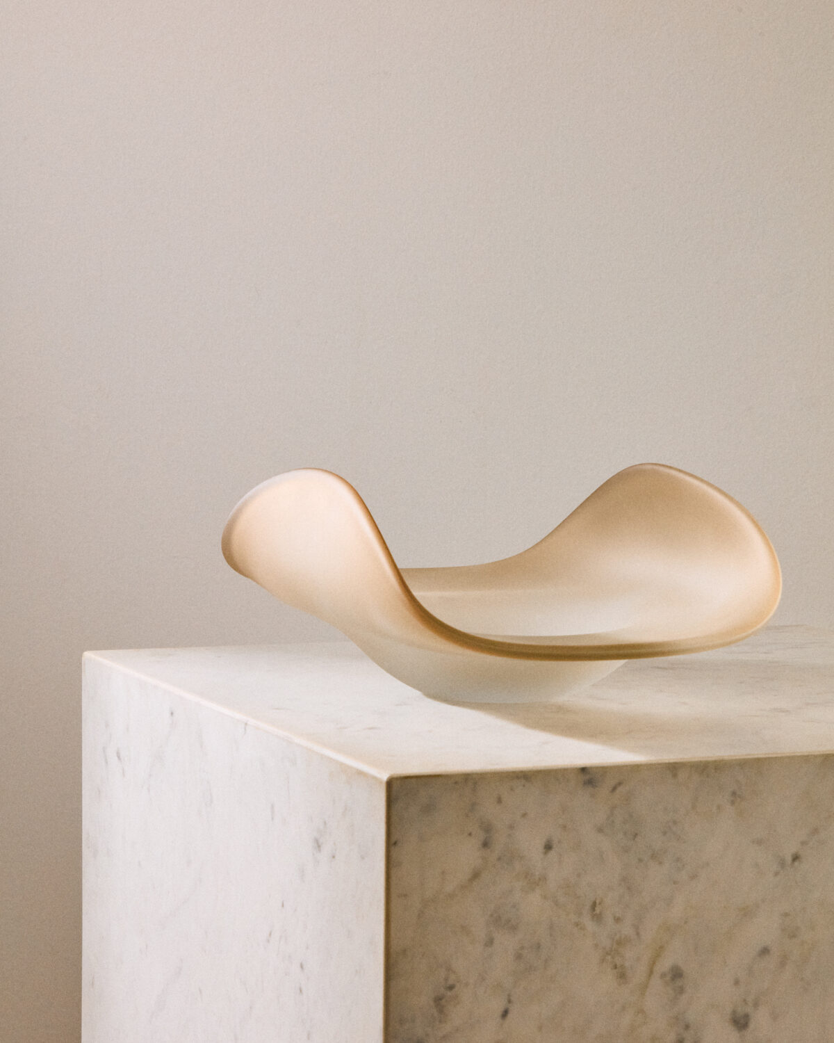 Kave Home Schaal Vionze van beige glas 41 x 25 cm - Afbeelding 2