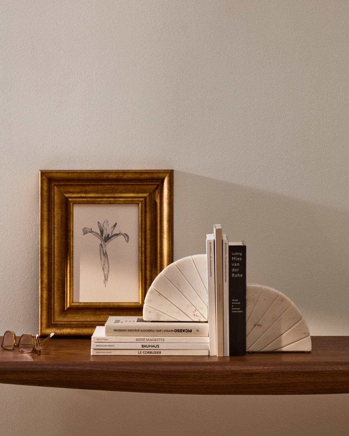 Kave Home Serela witte boekensteun van marmer - Afbeelding 2