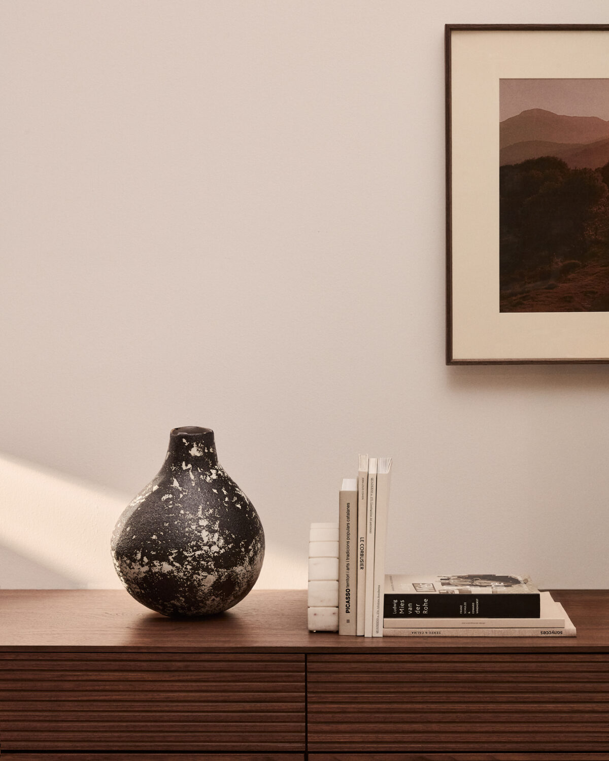 Kave Home Orelin vaas van zwart-wit keramiek 30 cm - Afbeelding 3