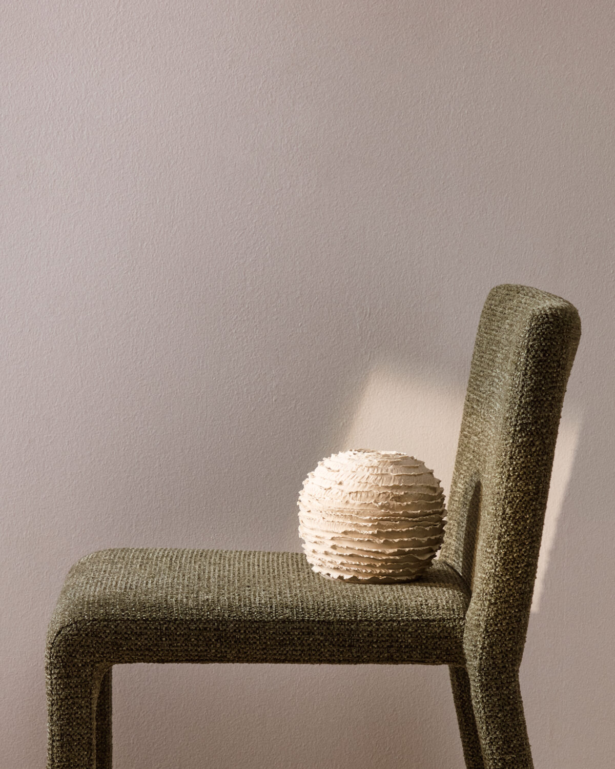 Kave Home Evania vaas van beige keramiek 15,5 cm - Afbeelding 4