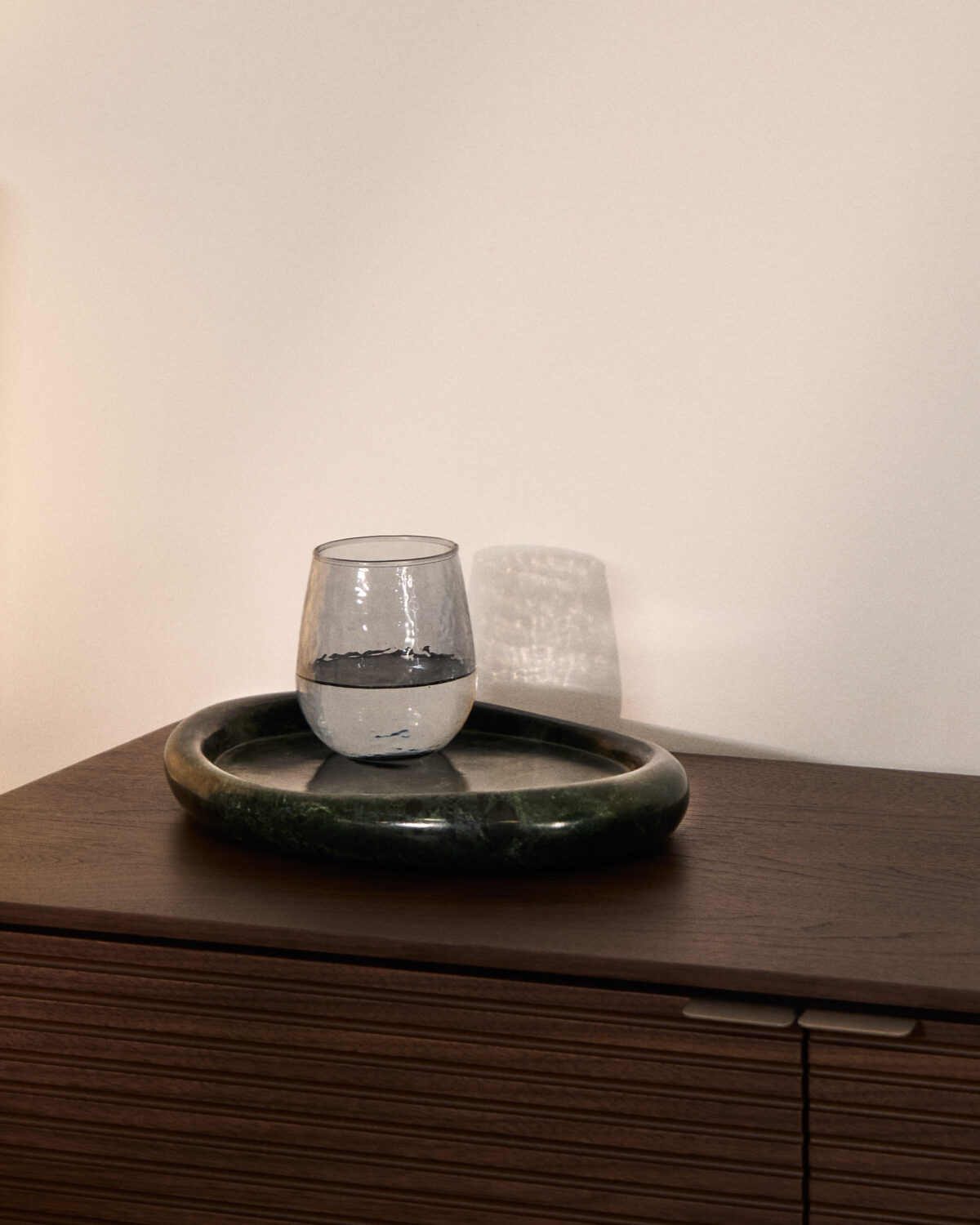 Kave Home Lenorel groen dienblad van marmer 43 x 28 cm - Afbeelding 4