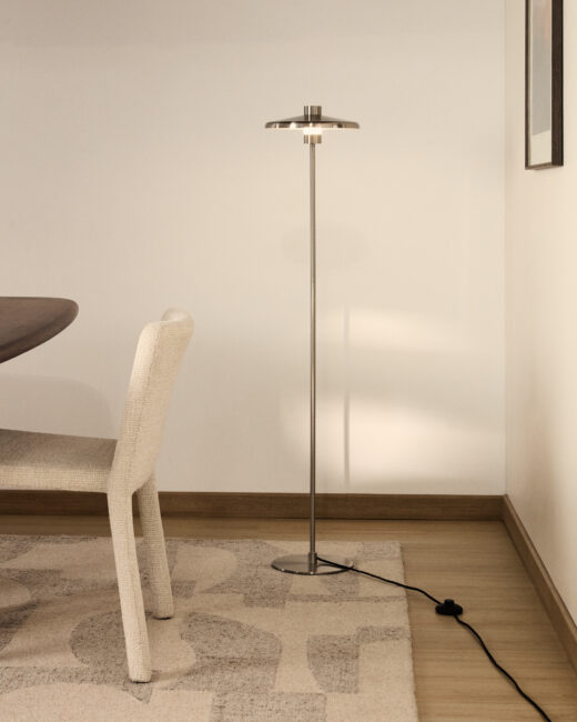 Kave Home Nuvira staande lamp van lichtgrijs geborsteld metaal