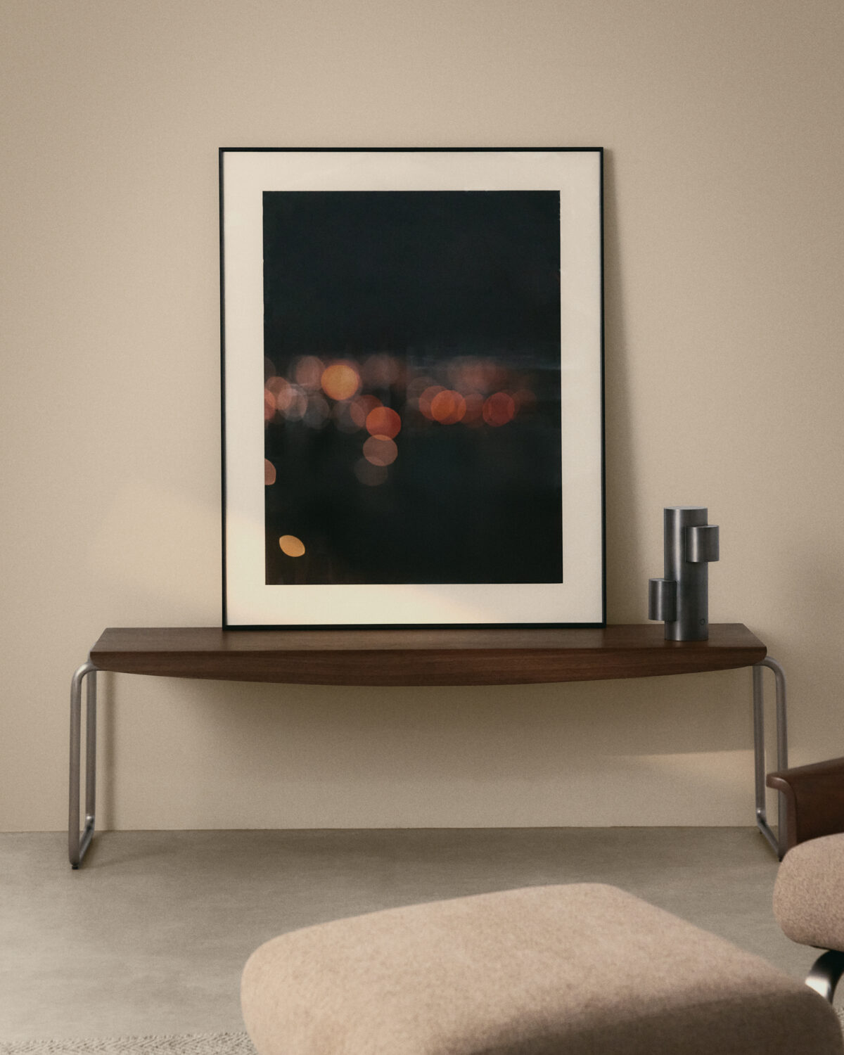 Kave Home Tarsel bank gemaakt van  walnootfineer met geborsteld roestvrij stalen frame 142 cm - Afbeelding 4