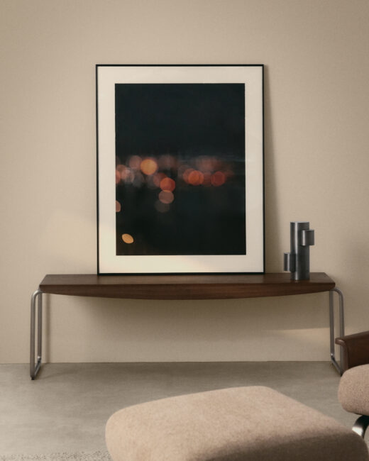 Kave Home Tarsel bank gemaakt van  walnootfineer met geborsteld roestvrij stalen frame 142 cm
