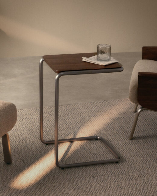 Kave Home Tarsel bijzettafel van walnootfineer met een geborsteld roestvrij stalen frame 42 x 60 cm