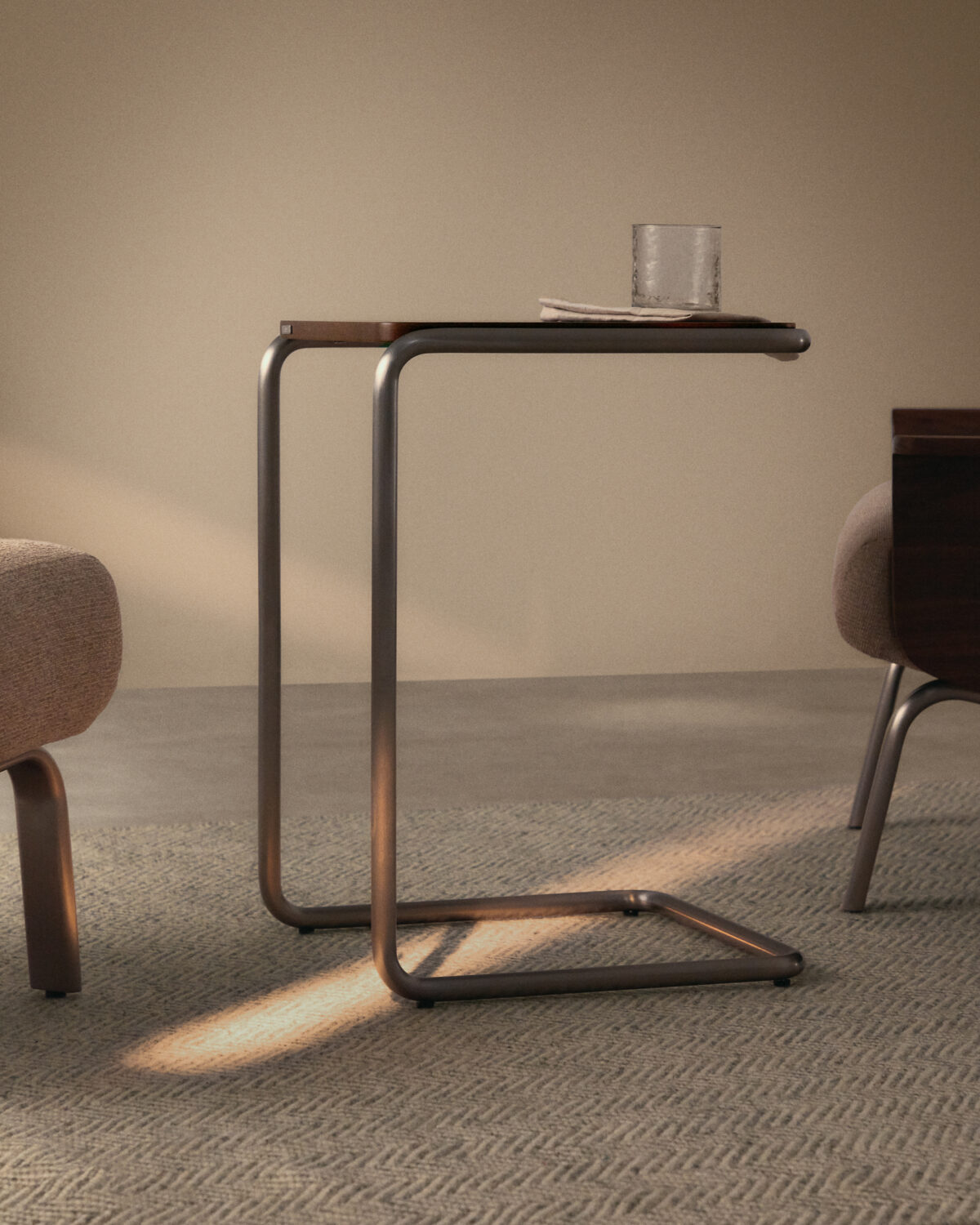 Kave Home Tarsel bijzettafel van walnootfineer met een geborsteld roestvrij stalen frame 42 x 60 cm - Afbeelding 3