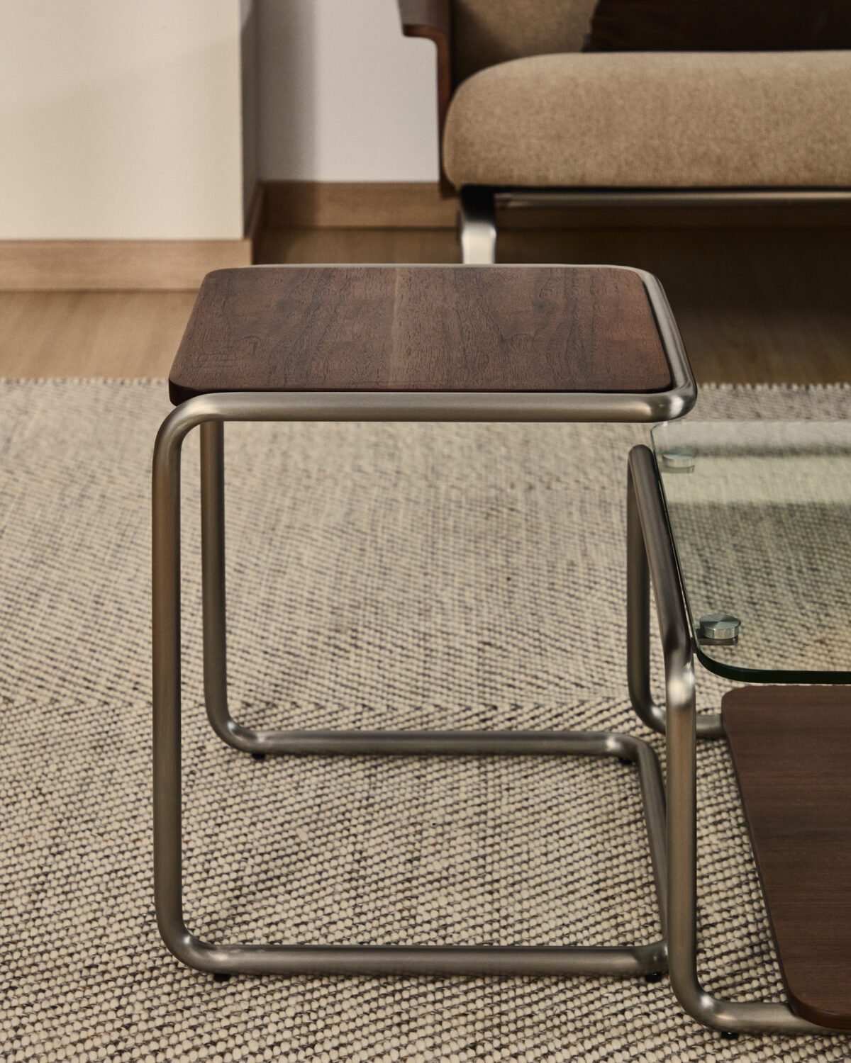 Kave Home Tarsel bijzettafel van walnootfineer met een geborsteld roestvrij stalen frame 42 x 60 cm - Afbeelding 9