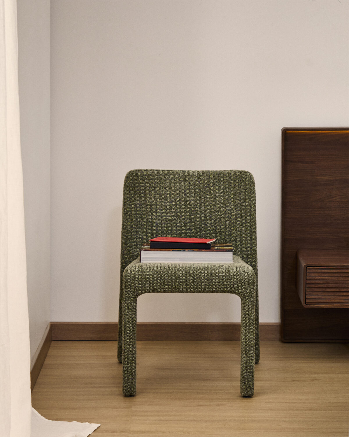 Kave Home Loria stapelbare stoel in groen chenille - Afbeelding 5