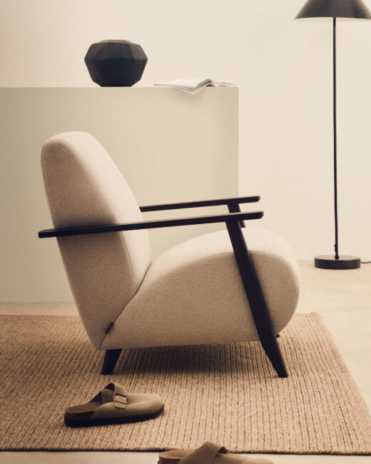 Kave Home Fauteuil Meghan in parelkleurige chenille en van massief essenhout met wengé afwerking FSC Mix Credit