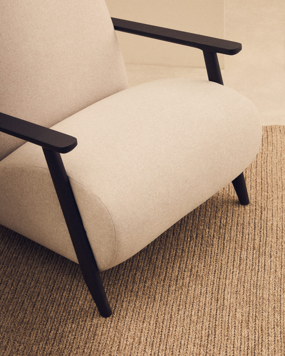 Kave Home Fauteuil Meghan in parelkleurige chenille en van massief essenhout met wengé afwerking FSC Mix Credit - Afbeelding 3