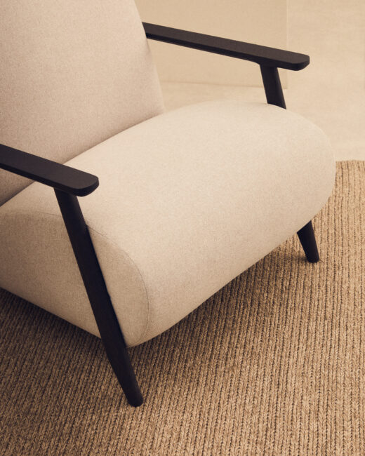 Kave Home Fauteuil Meghan in parelkleurige chenille en van massief essenhout met wengé afwerking FSC Mix Credit