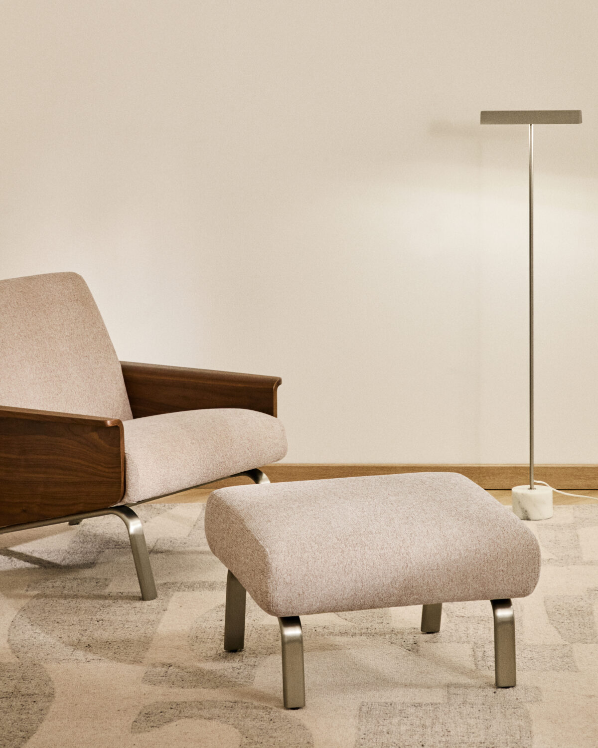 Kave Home Amsen voetenbankje in beige met geborstelde roestvrijstalen poten 68 x 55 cm - Afbeelding 4