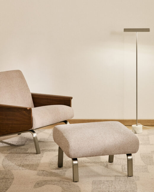 Kave Home Amsen voetenbankje in beige met geborstelde roestvrijstalen poten 68 x 55 cm