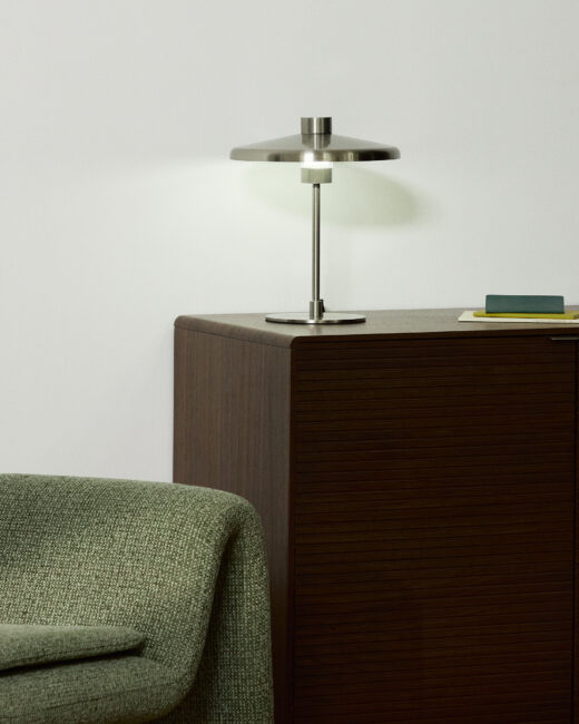 Kave Home Nuvira tafellamp van lichtgrijs geborsteld metaal